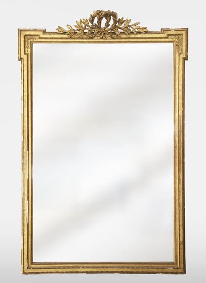Trumeau ancien doré de style Louis XVI orné d'une couronne de laurier-0