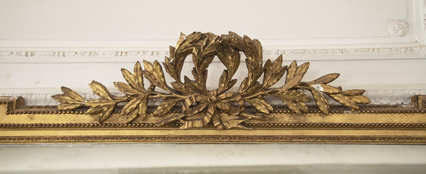 Trumeau ancien doré de style Louis XVI orné d'une couronne de laurier-1