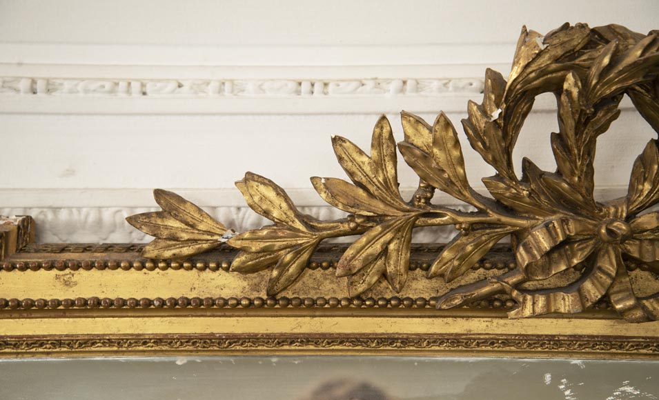 Trumeau ancien doré de style Louis XVI orné d'une couronne de laurier-3