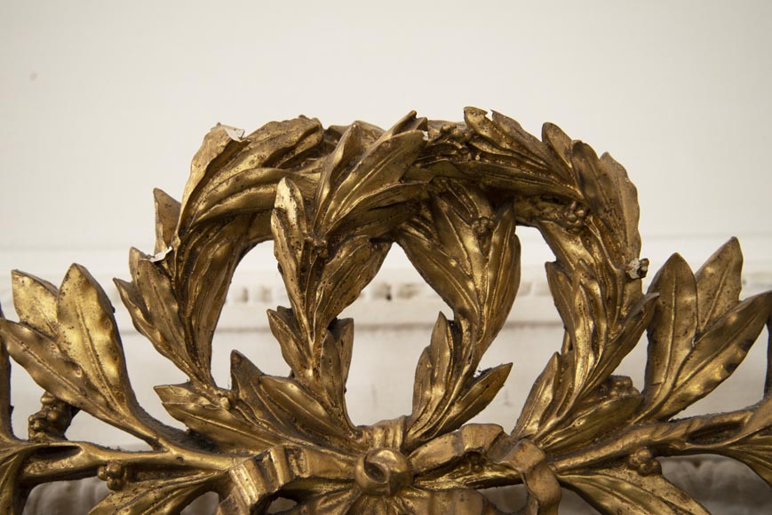 Trumeau ancien doré de style Louis XVI orné d'une couronne de laurier-4