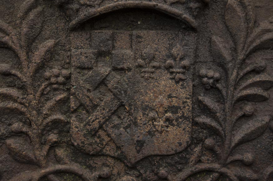 Plaque de cheminée du XVIIe aux armes d'alliance de René du Matz et de Gilonne de la Marzelière-1