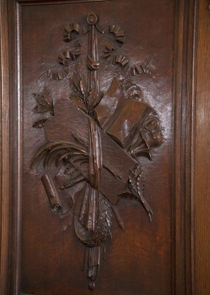 Double porte en chêne sculpté à décor de trophées militaires-6