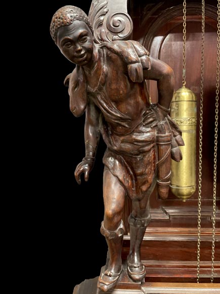 JULIUS GROSCHKUS (actif dans la seconde moitié du XIXe siècle), Horloge de parquet en acajou à décor exotique-4