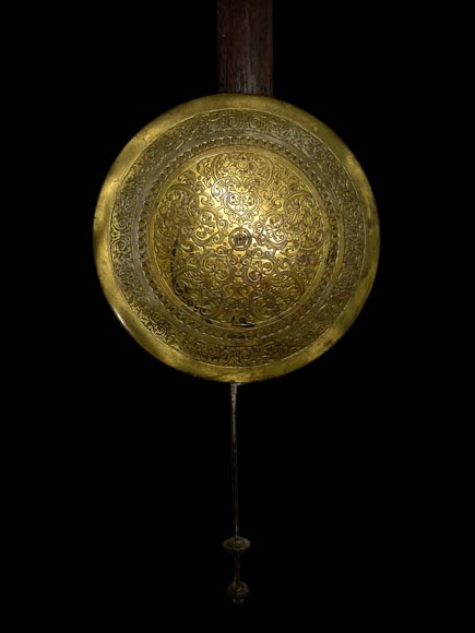 JULIUS GROSCHKUS (actif dans la seconde moitié du XIXe siècle), Horloge de parquet en acajou à décor exotique-10