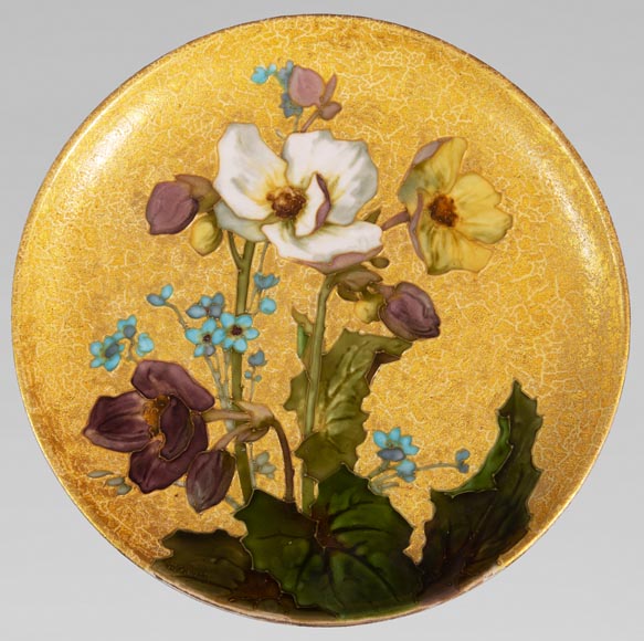 MANUFACTURE DE SÈVRES - WALTER:  Plat en céramique émaillée à décor de fleurs sur fond or-0