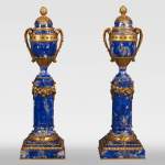 Charles Varangoz - Paire de bougeoirs de style Louis XVI en lapis-lazuli et bronze doré