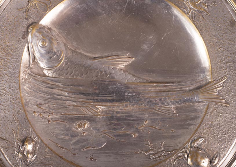 Plat en métal argenté à décor japonisant d'un poisson-chat et d'insectes-1