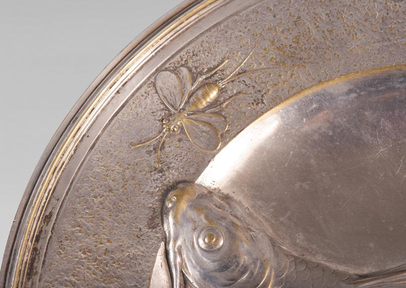 Plat en métal argenté à décor japonisant d'un poisson-chat et d'insectes-2