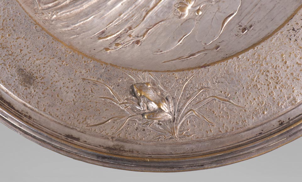 Plat en métal argenté à décor japonisant d'un poisson-chat et d'insectes-5