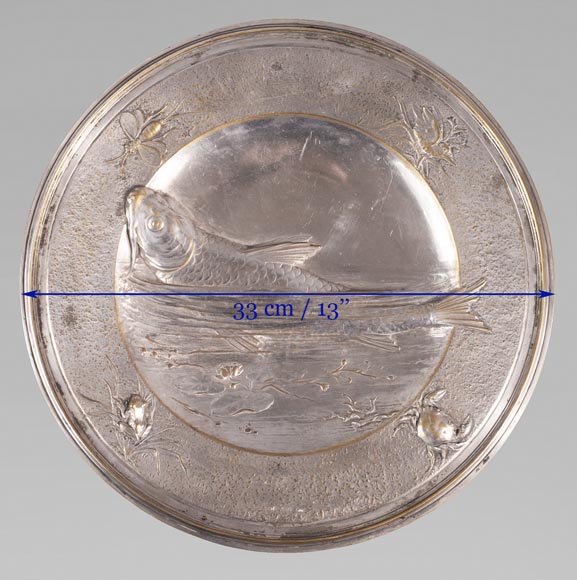 Plat en métal argenté à décor japonisant d'un poisson-chat et d'insectes-7