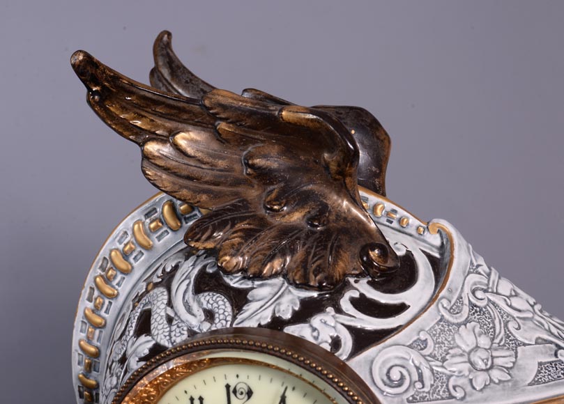 Pendule en forme de heaume en céramique émaillée, fin du XIXe siècle-2