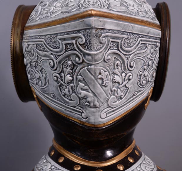 Pendule en forme de heaume en céramique émaillée, fin du XIXe siècle-6