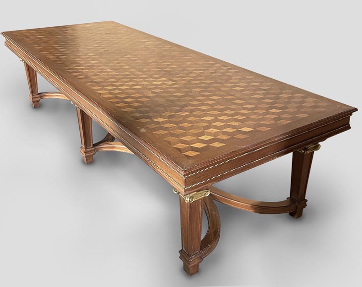 Grande table de style Louis XVI en décor de bronze et placage-0