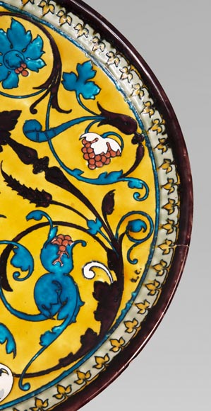 Théodore DECK (1823-1891) - Plat rond en céramique à décor oriental d'un vase fleuri et rinceaux feuillagés sur fond jaune-4