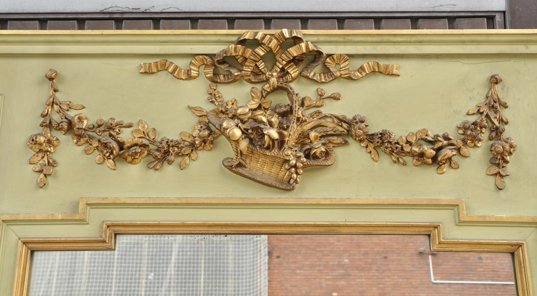 Beau trumeau ancien de style Louis XVI à décor de panier et fleurs en stuc doré et laqué vert-1