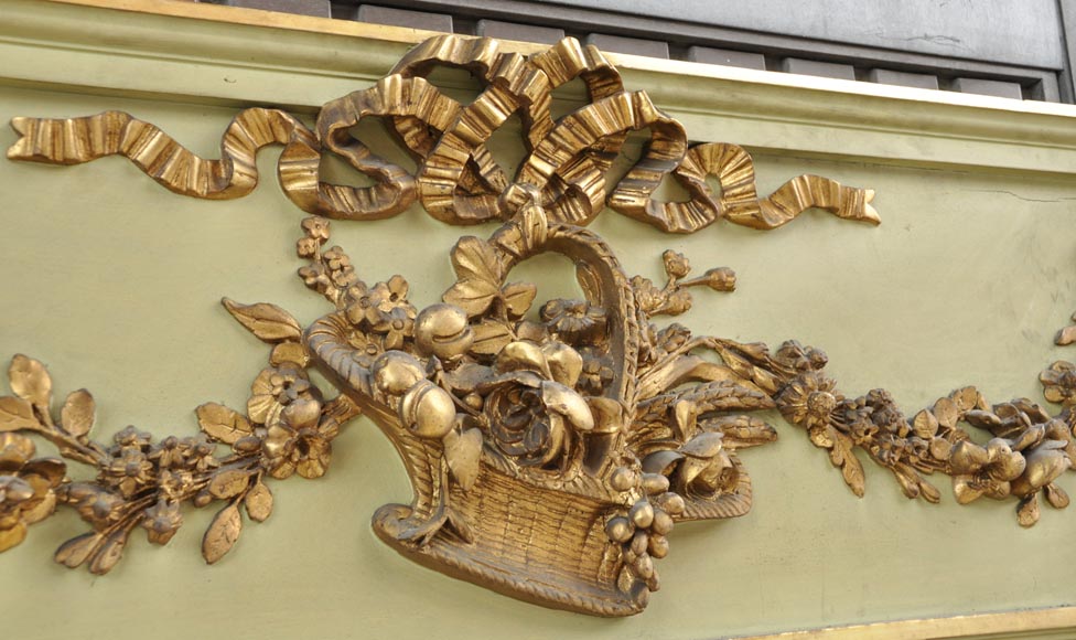 Beau trumeau ancien de style Louis XVI à décor de panier et fleurs en stuc doré et laqué vert-2