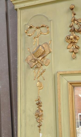 Beau trumeau ancien de style Louis XVI à décor de panier et fleurs en stuc doré et laqué vert-4