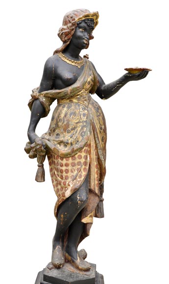 Nubienne porte-torchère en bois polychrome sculpté et doré-1
