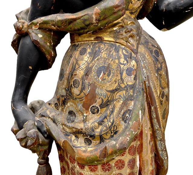 Nubienne porte-torchère en bois polychrome sculpté et doré-2