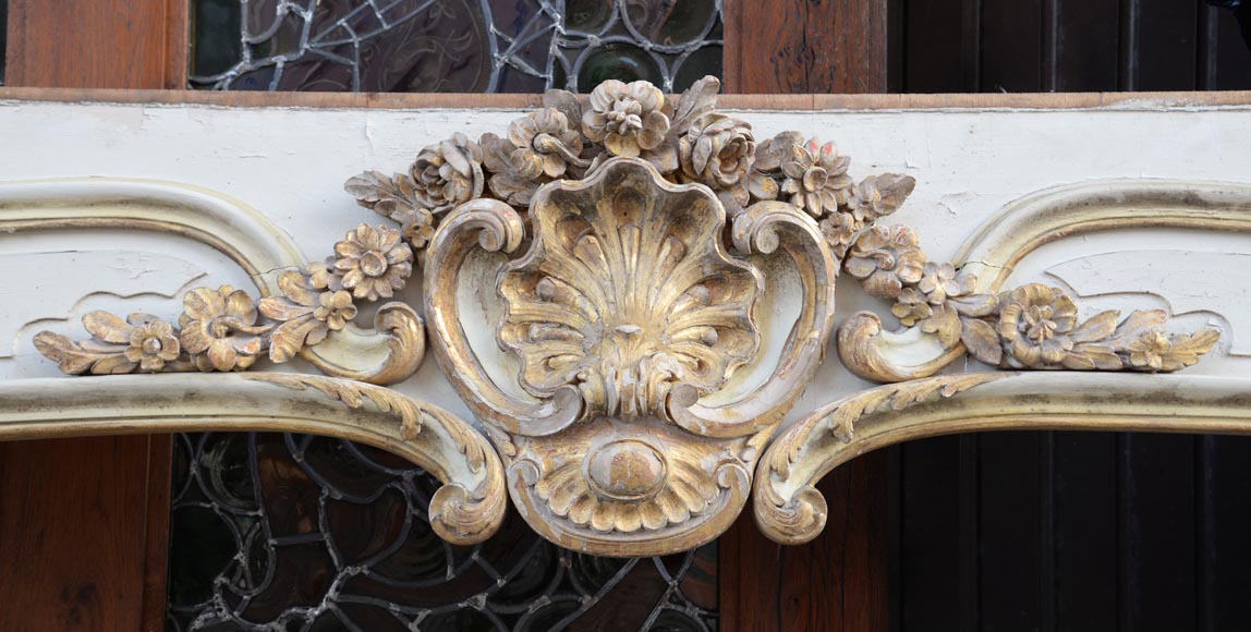 Boiserie d'alcôve avec deux portes et une arcade en bois sculpté et doré de style Louis XV-1