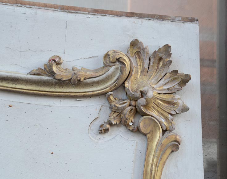 Boiserie d'alcôve avec deux portes et une arcade en bois sculpté et doré de style Louis XV-7