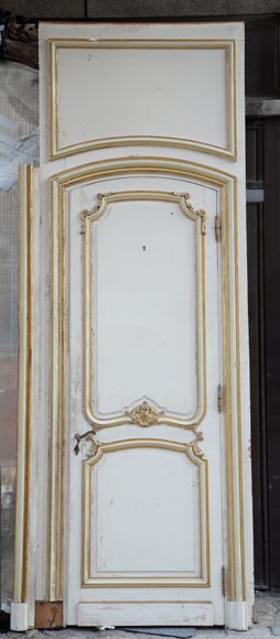 Boiserie d'alcôve avec deux portes et une arcade en bois sculpté et doré de style Louis XV-8