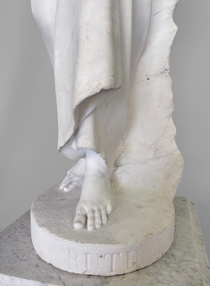 Deux statues en marbre blanc représentant « Rebecca » et « Ruth »-14