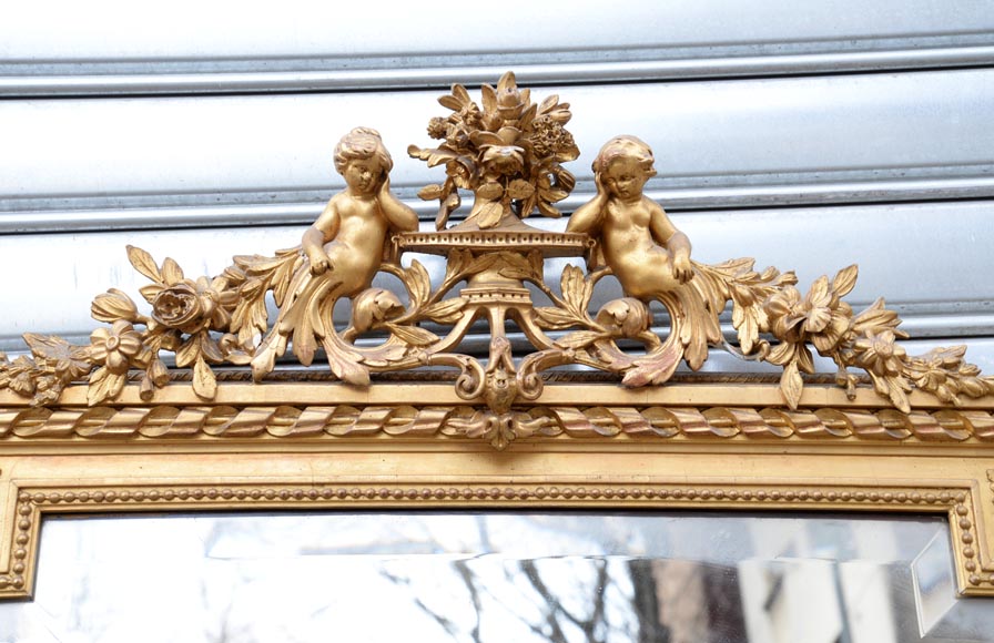 Beau trumeau ancien de style Napoléon III à décor de putti et fleurs en stuc doré-1