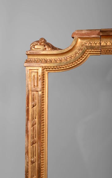 Rare pare-étincelles ancien en bois et stuc doré de style Louis XVI-2