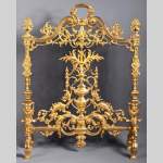 Pare-étincelles ancien de style Néo-Renaissance en bronze doré à décor de chimères