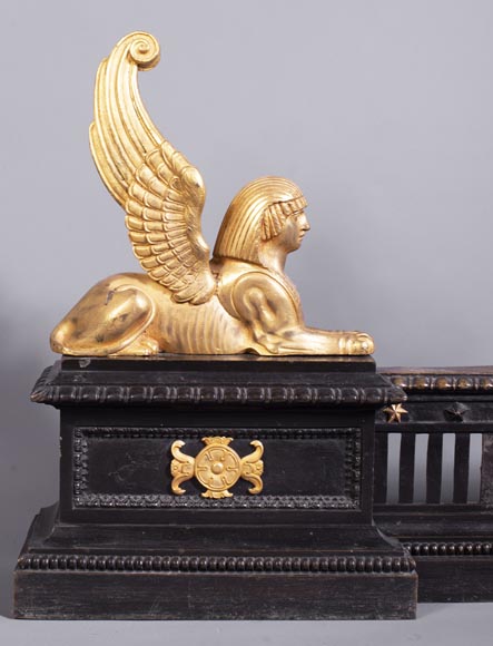 Barre de chenets aux sphinx ailés en bronze à deux patines-3