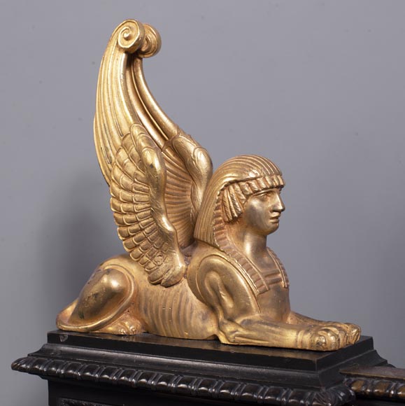 Barre de chenets aux sphinx ailés en bronze à deux patines-4