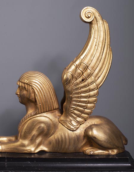 Barre de chenets aux sphinx ailés en bronze à deux patines-8