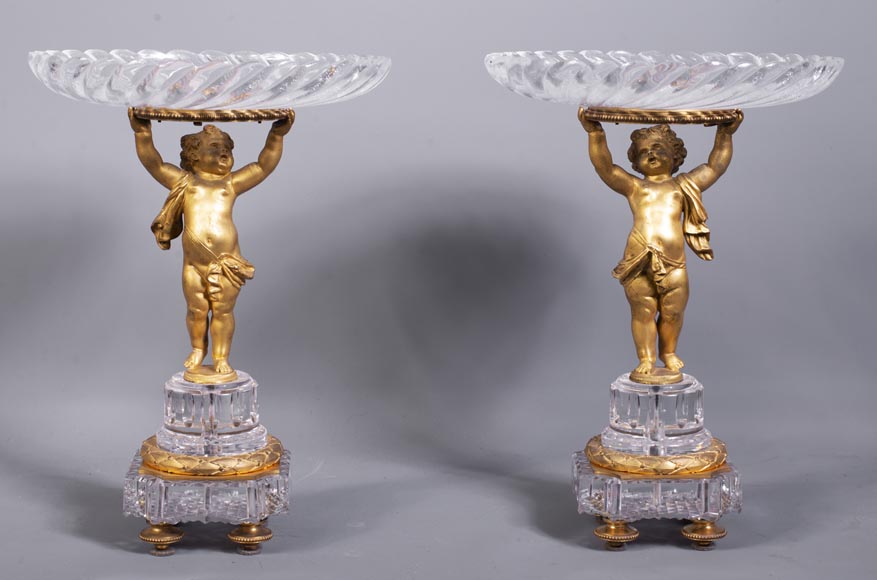 Surtout de table aux putti en bronze doré et cristal de Baccarat-0