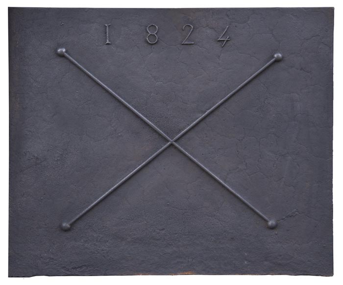 Plaque de cheminée ancienne à décor de Croix de Saint-André datée 1824-0