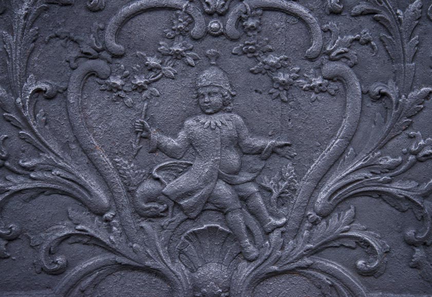Plaque de cheminée ancienne de style Louis XV à décor d'une scène allégorique-4