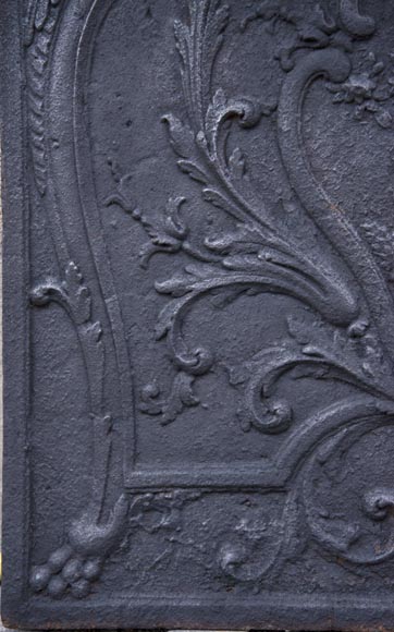Plaque de cheminée ancienne de style Louis XV à décor d'une scène allégorique-5