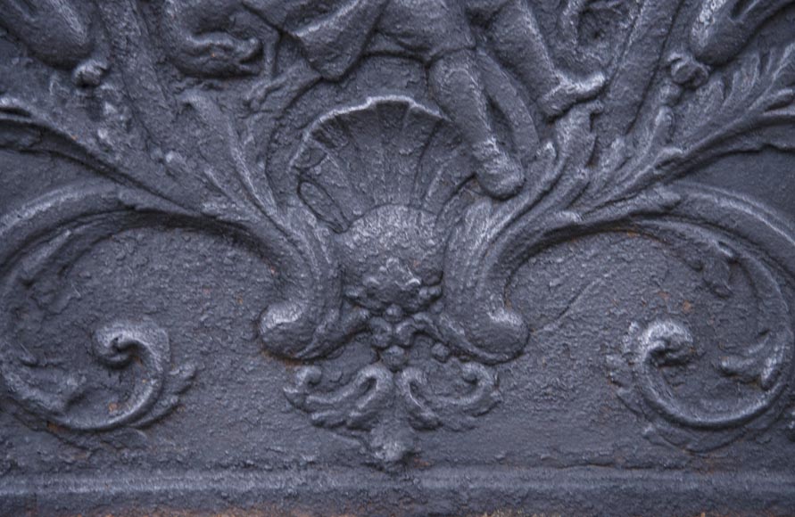 Plaque de cheminée ancienne de style Louis XV à décor d'une scène allégorique-6