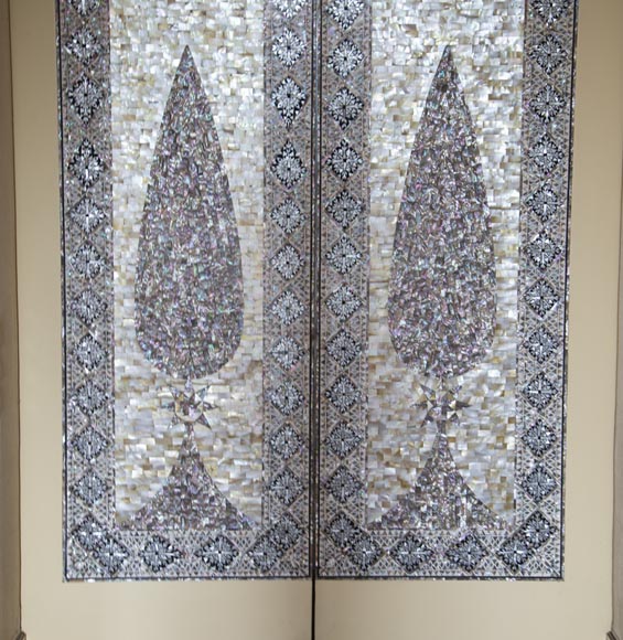 Paire de double-portes coulissantes laquées au décor orientaliste en nacre-10