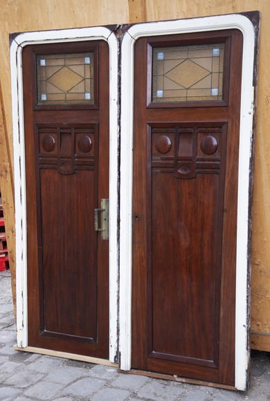 Paire de portes de style Art déco en acajou ajourées de vitrail, probablement d'une cabine de bateau-1