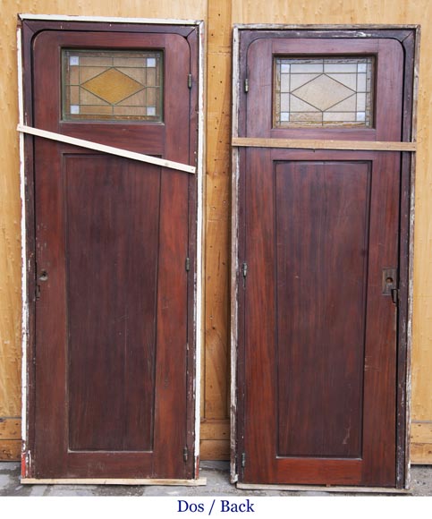 Paire de portes de style Art déco en acajou ajourées de vitrail, probablement d'une cabine de bateau-9