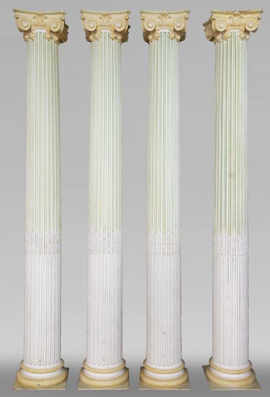 Ensemble de quatre colonnes ioniques en plâtre peint-0