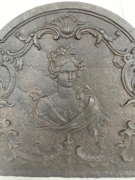 Plaque de cheminée en fonte de fer au buste de femme, XVIIIe siècle-3