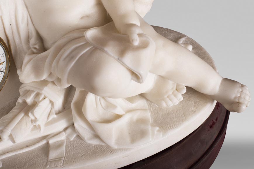 Pendule d'après un modèle de Jean Baptiste Pigalle en marbre de Carrare de la fin du XIXe-5