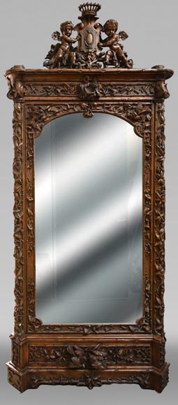 TAHAN (attribué à) — Importante armoire à glace en noyer sculpté à décor naturaliste-0