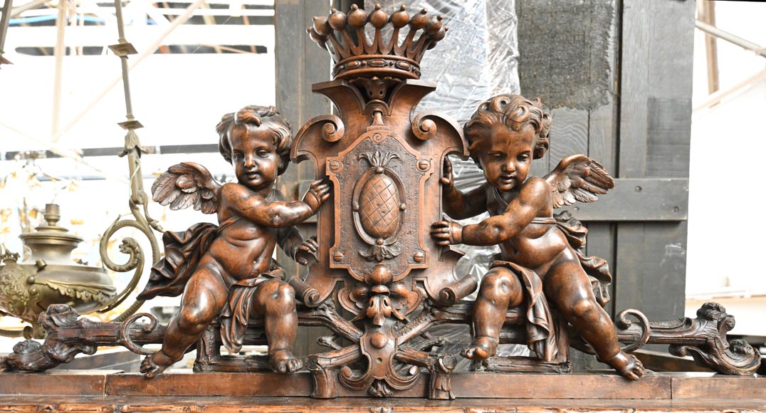 TAHAN (attribué à) — Importante armoire à glace en noyer sculpté à décor naturaliste-1