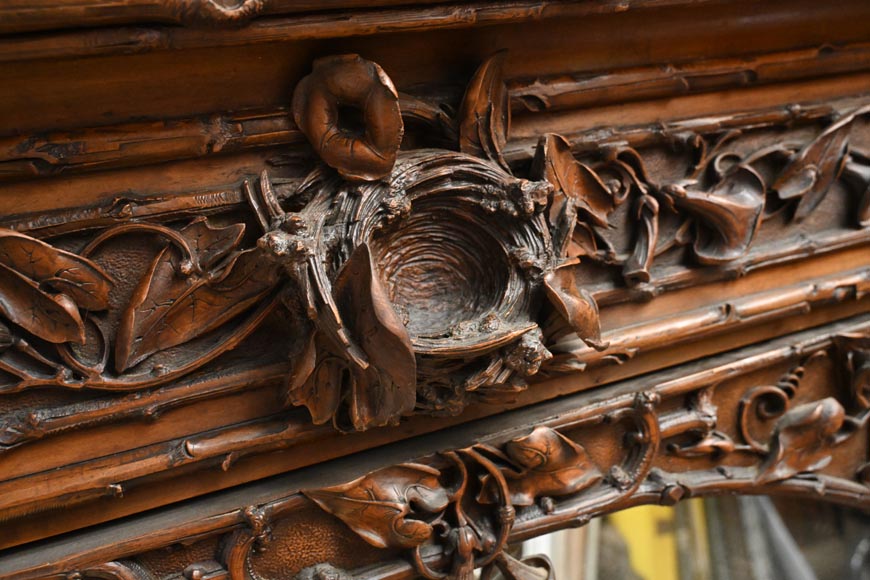 TAHAN (attribué à) — Importante armoire à glace en noyer sculpté à décor naturaliste-3
