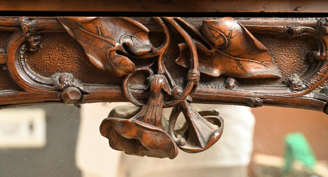 TAHAN (attribué à) — Importante armoire à glace en noyer sculpté à décor naturaliste-4