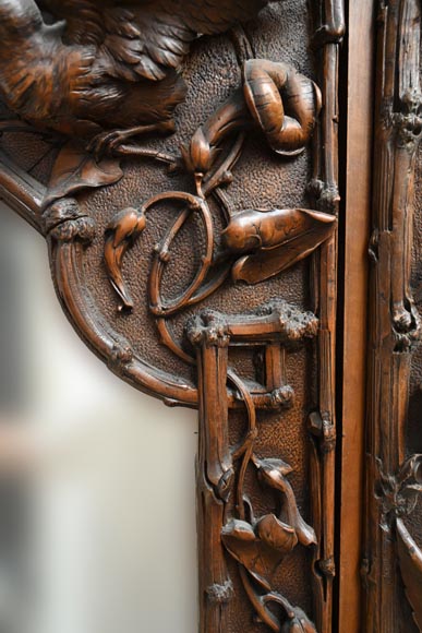 TAHAN (attribué à) — Importante armoire à glace en noyer sculpté à décor naturaliste-7