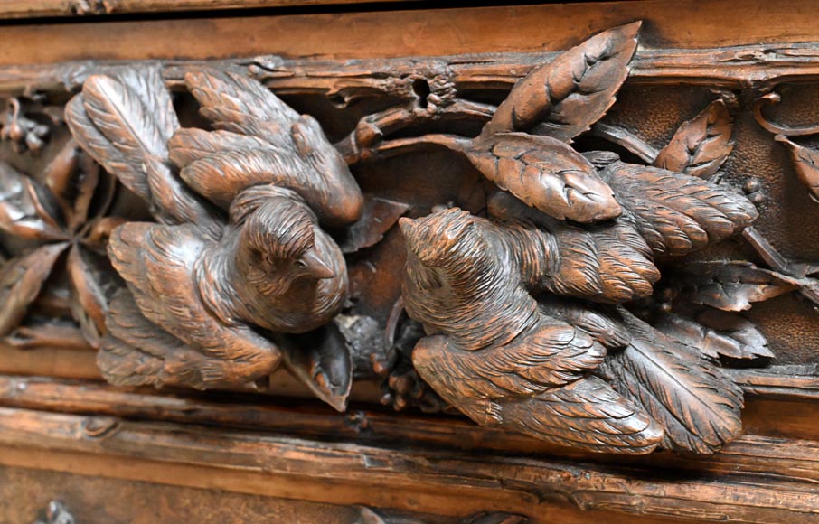 TAHAN (attribué à) — Importante armoire à glace en noyer sculpté à décor naturaliste-9